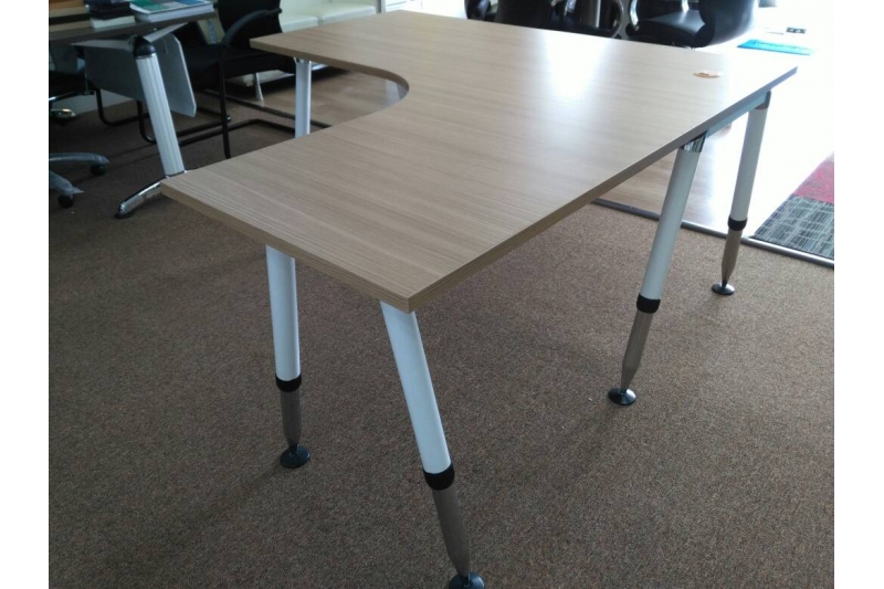 L Shape Table w Adjustable  Vio Leg 